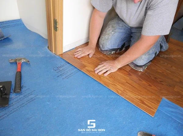 Mẫu sàn gỗ tự nhiên cho căn hộ chung cư đẹp-3.webp