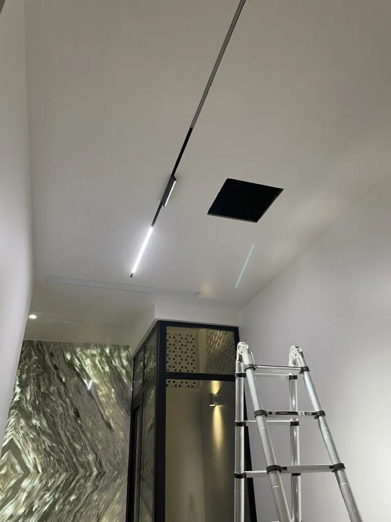 Nên chọn lựa những thương hiệu Máy lạnh giấu trần nào để lắp đặt cho quán BAR-2.webp