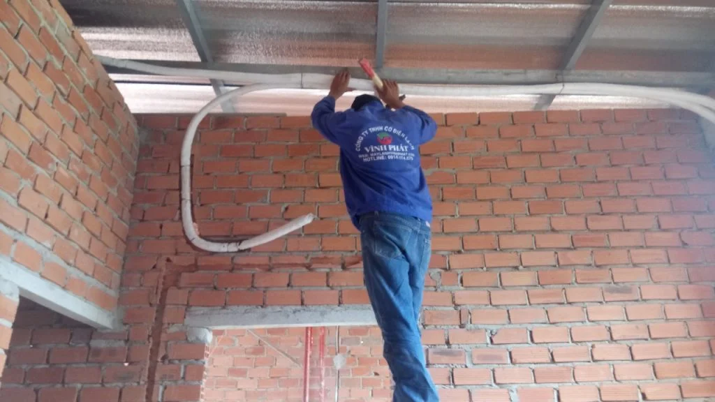 Thi công ống đồng âm tường cho Máy lạnh âm trần cassette siêu rẻ tại khu vực quận 5-3.webp