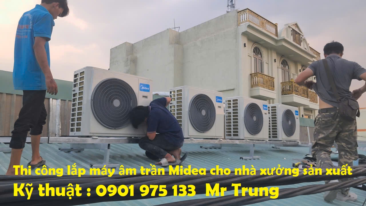 Lắp đặt dàn nóng máy lạnh Midea trên mái cho xưởng sản xuất được thực hiện bởi kỹ thuật Thiên Ngân Phát 