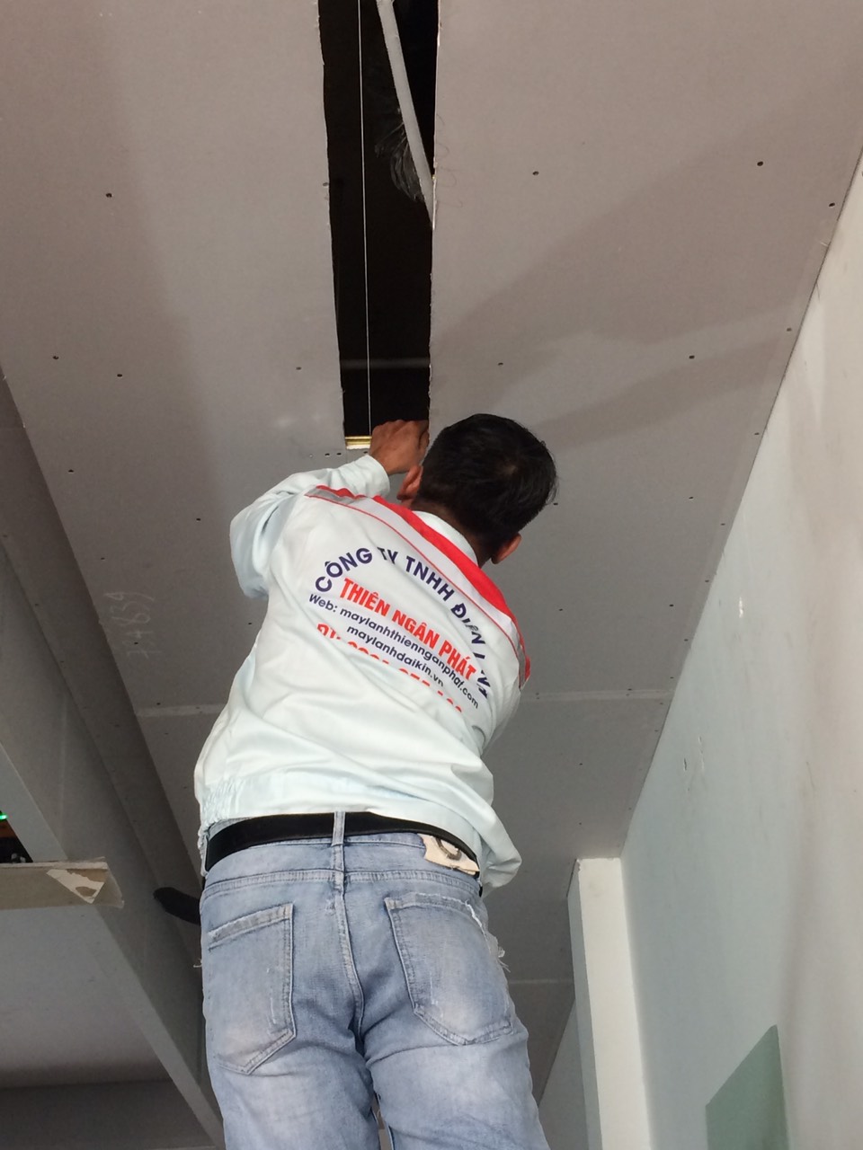   Thực hiện thi công giấu trần nối ống gió bởi đội ngũ Thiên Ngân Phát 
