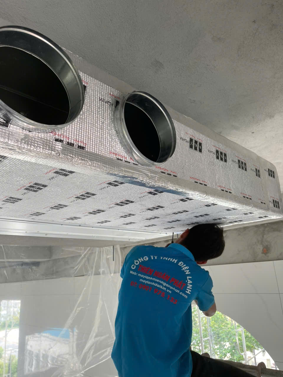 Thực hiện việc gắn ống gió trên la phong bởi kỹ thuật viên Thiên Ngân Phát